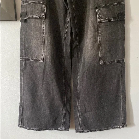 Black Wide-Leg Cargo Jeans - Picture 3 of 9